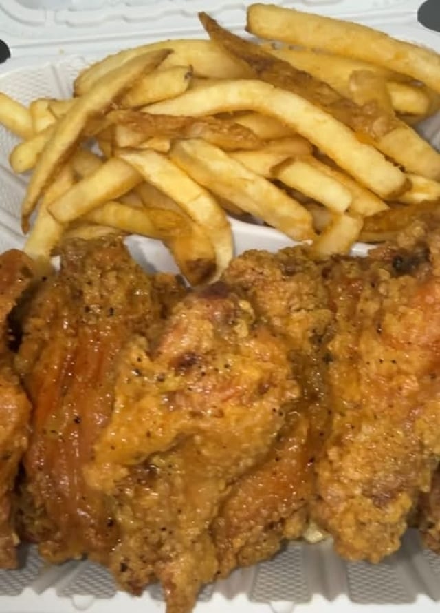 5pc Fried Chicken Wings w/ Fries.